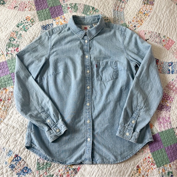 Levi’s Women’s Classic Fit Button Up Collared 100% Cotton Chambray Size Medium - Picture 1 of 5
